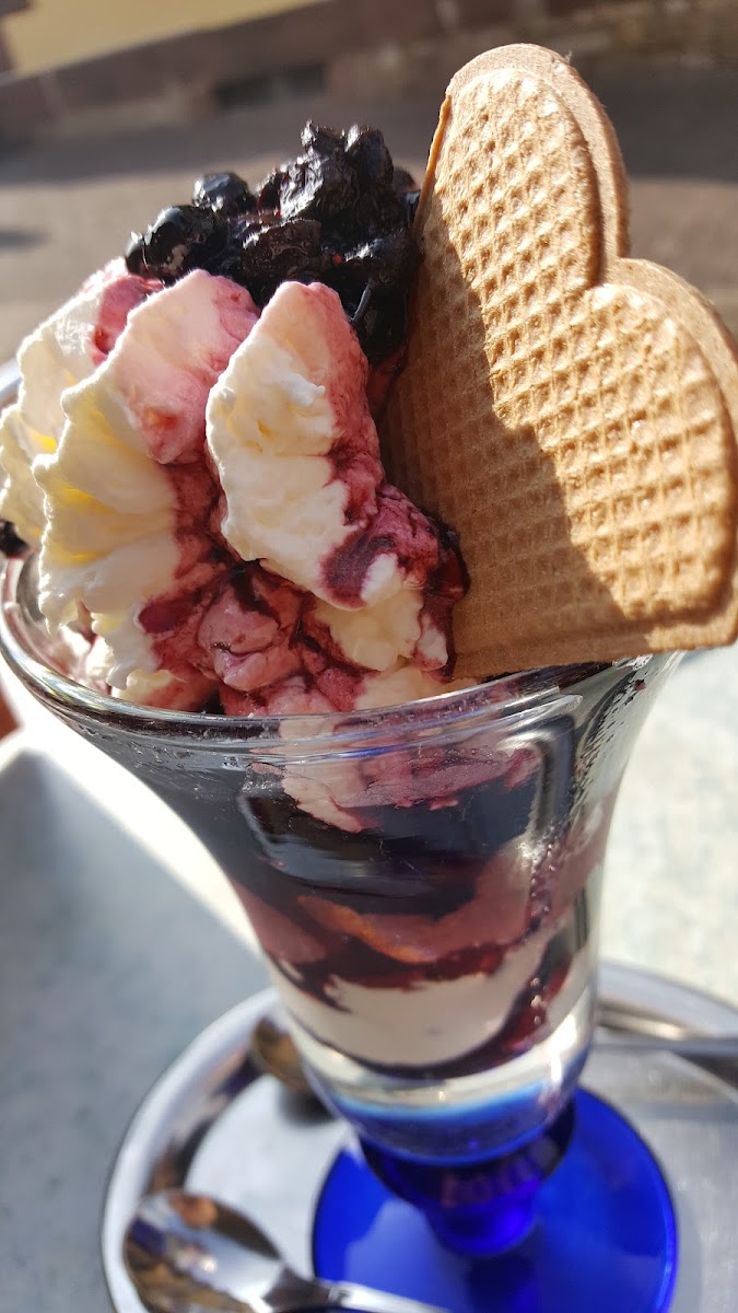 Eisbecher mit Beeren und Waffel